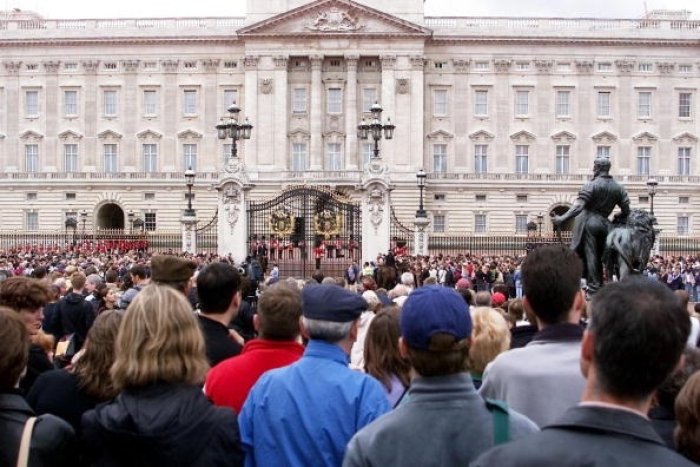 Thousands of people including many American, gather outside the gates of Buckingham Palace on September 13, 2001. (Photo by Gerry Penny / AFP via Getty Images)