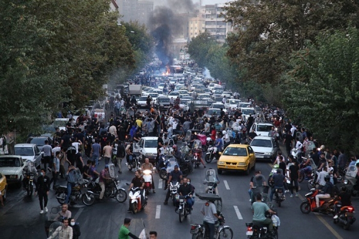 A medida que se extienden las protestas en Irán, la negativa de Amanpour a usar un pañuelo en la cabeza provoca torpedos Entrevista de CNN con Raisi
