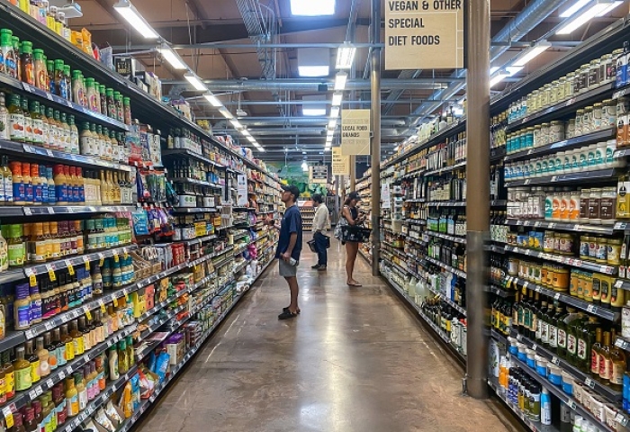People shop at a supermarket in Santa Monica, California, on September 13, 2022. (Photo by APU GOMES/AFP via Getty Images)